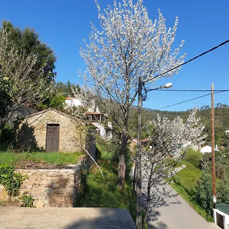 House By The - Casa Da Eira בית נופש