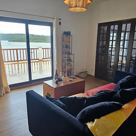 בית נופש House By The - Casa Da Eira Trisio