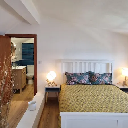 בית נופש House By The - Casa Da Eira Trisio